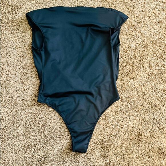 Plunging Neck Lantern
Sleeve Bodysuit
Black / 4(S) - Picture 5 of 6